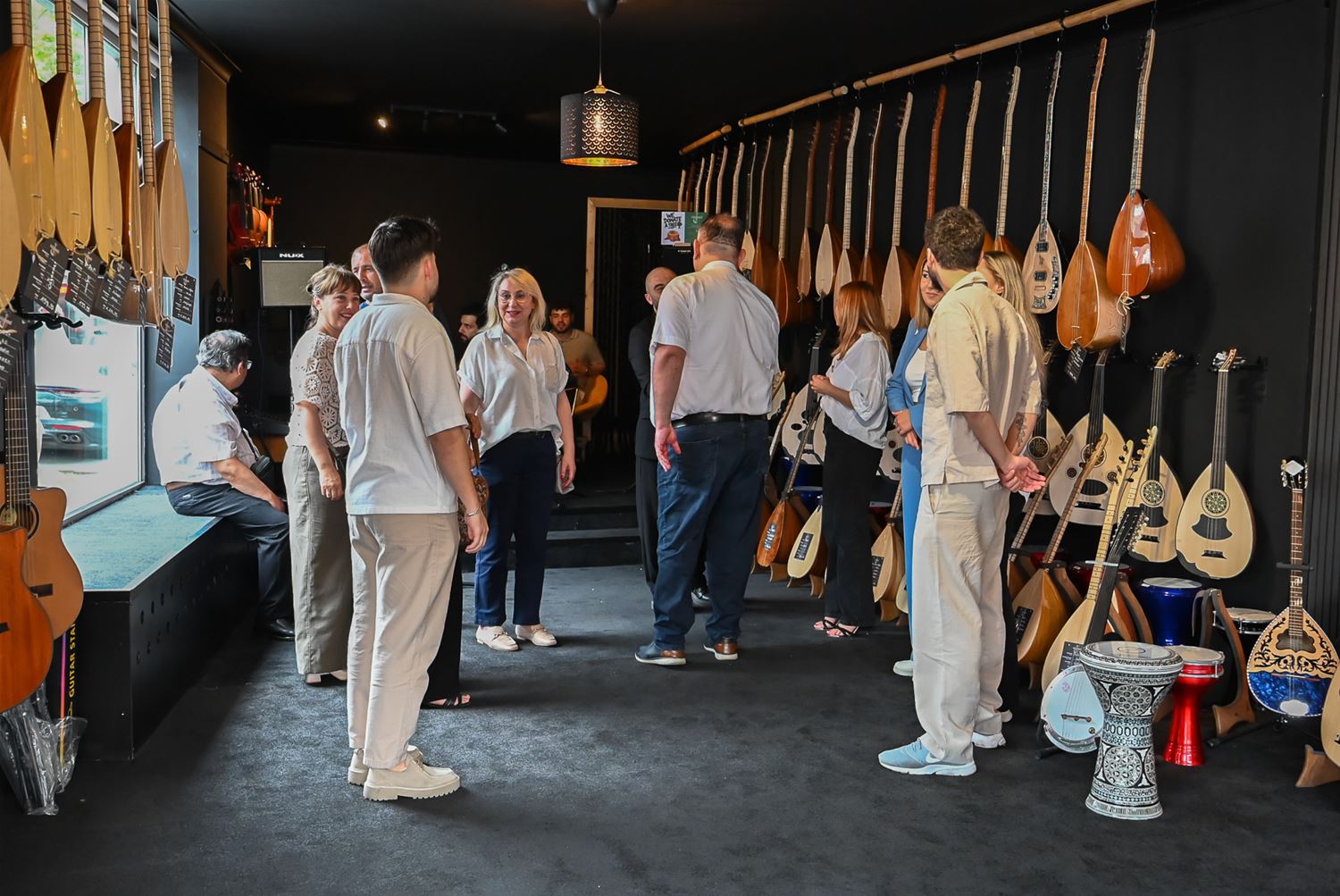 Muziekwinkel op Cité met oosterse instrumenten en muziek (oud, saz, baglama, ney, zurna, davul...)