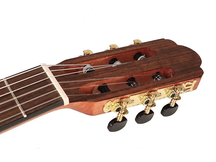 Salvador klassieke gitaar  spruce top, sapele b&s, Savarez snaren, satin finish, met cutaway en EQ5 - Miremi