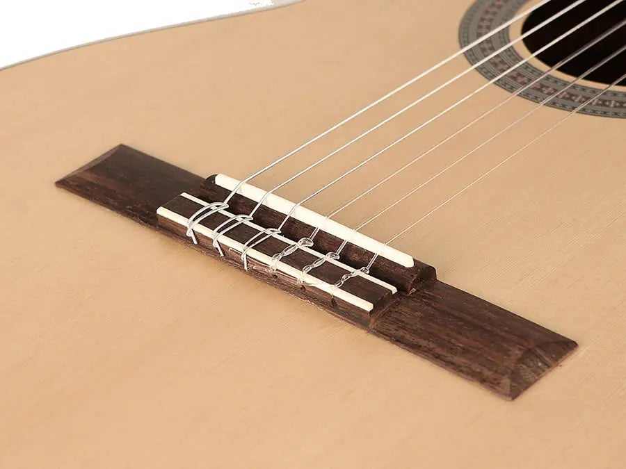 Salvador klassieke gitaar  spruce top, sapele b&s, Savarez snaren, satin finish, met cutaway en EQ5 - Miremi