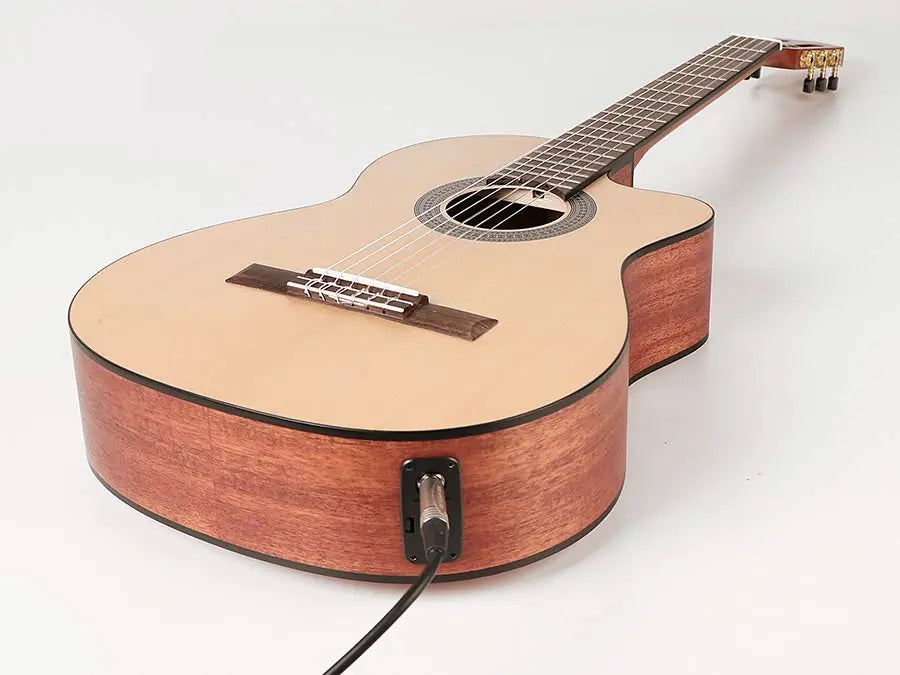 Salvador klassieke gitaar  spruce top, sapele b&s, Savarez snaren, satin finish, met cutaway en EQ5 - Miremi
