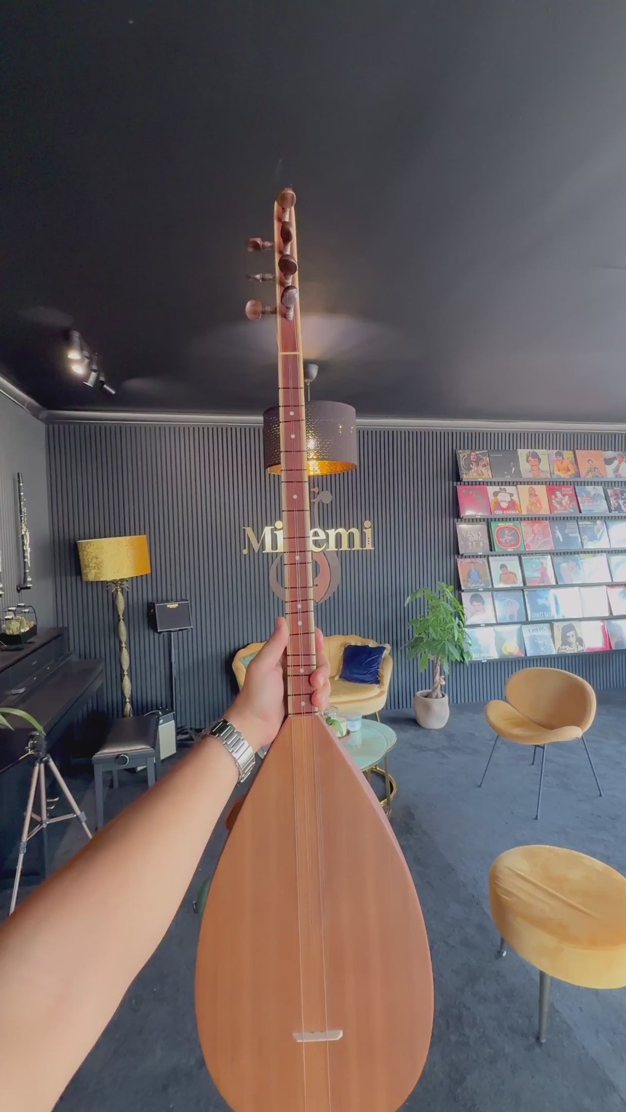 Video laden: Korte Hals Kisa sap Bağlama (saz)– Ardıç Klankkast, Canadees Sparren Bovenblad, 41cm