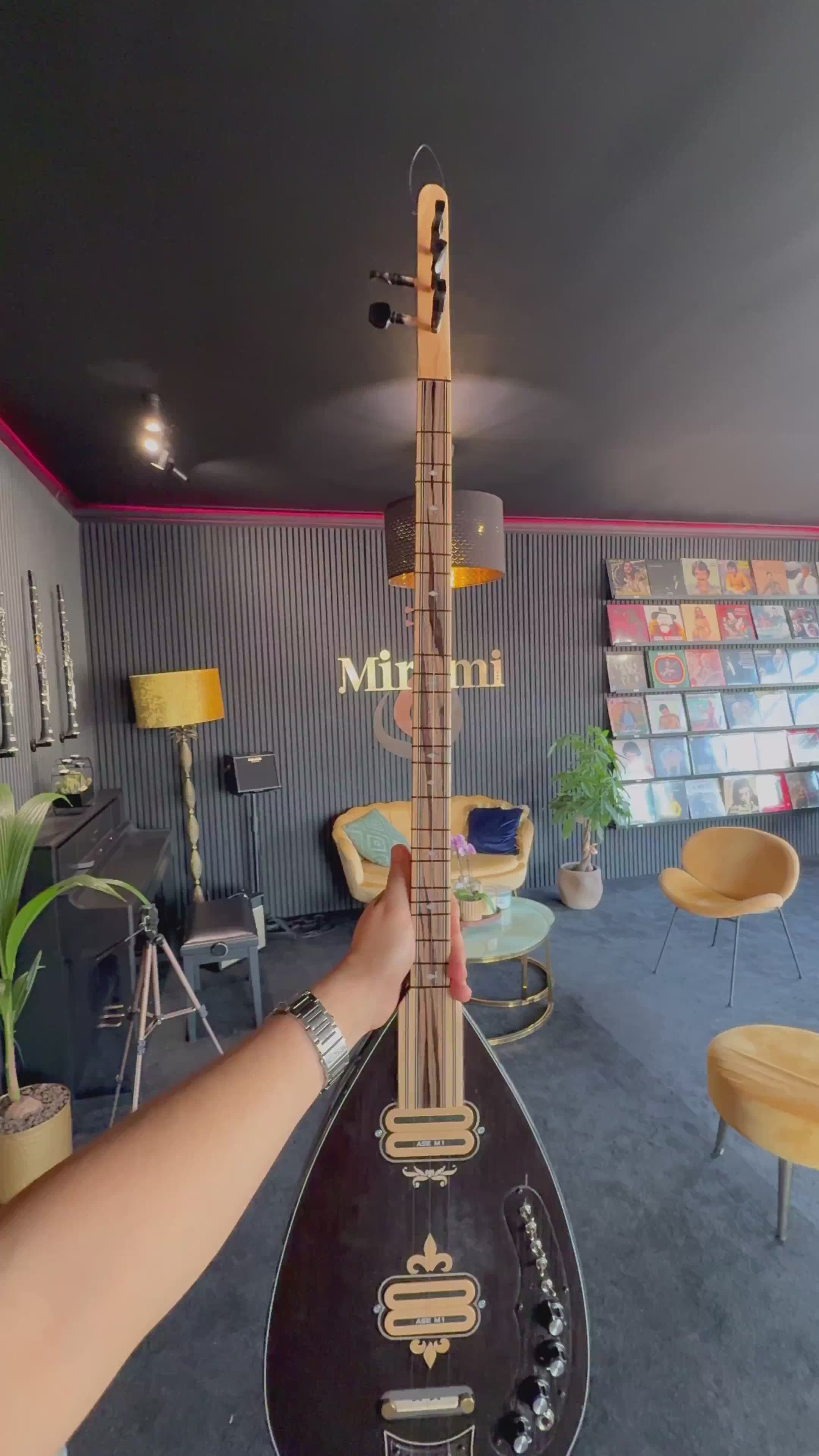 Video laden: Elektrische Bağlama – Ebbenhout &amp; Esdoorn (ASE M1 Pickups)
